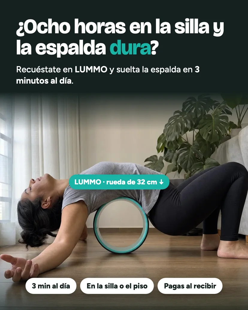 ¿Ocho horas en la silla y la espalda dura? Mujer recostada en la rueda LUMMO en el piso de la sala: suelta la espalda en 3 minutos al día